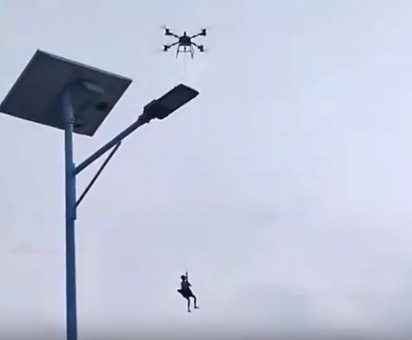 佳禾配资 广西一男子被洪水围困，无人机1分钟将人吊出，操作者讲述